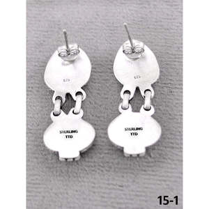 Boucles d'oreilles pendantes faites à la main en turquoise blanche et argent sterling, forme goutte d'eau avec serti clos, style Southwest - Product Image 4