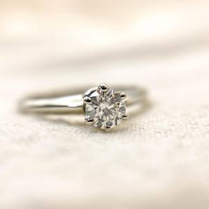 Anillo de compromiso solitario de moissanita de corte redondo de 6,5mm en Ajuste clásico de seis puntas | Joyería fina de Boda nupcial - Product Image 2