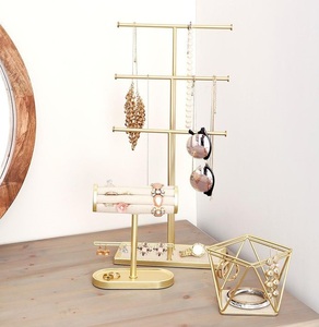 Porte-bijoux moderne en métal à bas prix avec crochets à plusieurs niveaux pour organiser des colliers et des bracelets sur un budget - Product Image 1