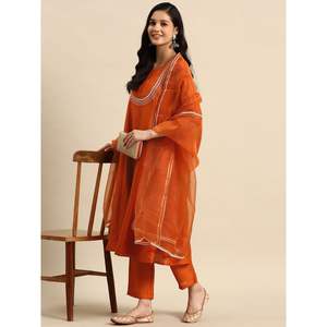 Ensemble de kurta en soie pure orange brodée pour femmes, pour les mariages - Product Image 2