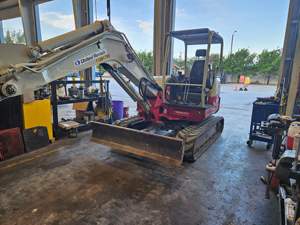 Vente en gros d'excavatrice compacte sur chenilles Takeuchi TB260, poids opérationnel de 5 tonnes, moteur Huade, vérin hydraulique, PLC, roulement disponible - Product Image 4