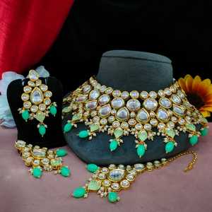 Collier de perles suspendues Kundan non coupé de haute qualité avec Maang Tikka pour les mariages Occasions festives Événements spéciaux en laiton - Product Image 3