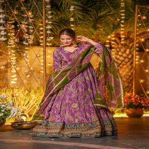 Vestido Anarkali VASTRA COTTAGE de Seda Organza Pura Jimmy con Estampado Digital y Falda Amplia con Dupatta de Encaje de Diseño - Product Image 2