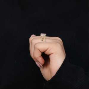 Anillo de Compromiso con Diamante Cultivado en Laboratorio, Joyería Fina, Piedras Laterales Talladas, Piedra Central de 2.25 Quilates, Ancho de Banda de 2.0 mm, Plata de Ley, Oro, VS1 - Product Image 6