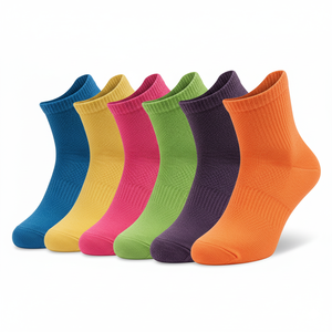 Vente en gros solide noir blanc gris multi-couleurs décontracté chaussettes invisibles saison d'automne logo sur la manchette fabriqué par Black Muliti - Product Image 3