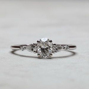 Bague de fiançailles CZ coupe ovale 8x6mm | Bague de mariée en cinq pierres pour femmes | Fournisseur en gros de bijoux d'anniversaire de mariage en argent - Product Image 1