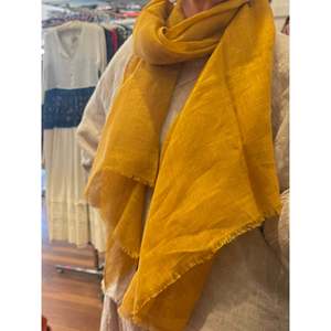 Écharpe en lin moutarde, style long, pour un accessoire de mode élégant - Product Image 4