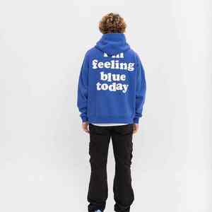 Sudadera con capucha estampada en relieve, elegante, con forro polar acogedor, costuras suaves y ajuste relajado perfecto para un estilo moderno y diario. - Product Image 5