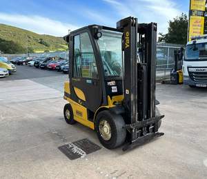 Chariot élévateur électrique AGV 4 tonnes à navigation laser automatique, mât contrepoids, cabine complète, pour empilage et levage de palettes - Product Image 1