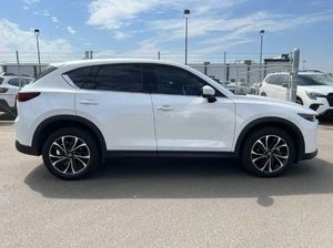 Mazda CX-5 2.5 S Premium 2023 Usado, Caja de Cambios Automática, Asientos de Cuero, Cámara Trasera, Neumáticos R18, Interior Oscuro, Volante a la Izquierda, Turbo, Metal - Product Image 2