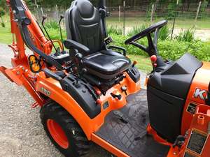 รถแทรกเตอร์ Kubota BX25D 25 แรงม้า พร้อมเครื่องตัดหญ้า Kubota และอุปกรณ์ตักดินด้านหน้าและหลัง ราคาถูก - Product Image 5