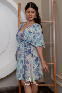 Elegante vestido floral con cuello en V Mangas acampanadas Diseño acampanado Aspecto elegante Hasta la rodilla Fiestas de verano Vacaciones en la playa Mini amigable - Product Image 5