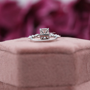 Radiant Cut Lab Grown Diamond Cluster Setting Anillo de compromiso Lujoso anillo de compromiso de oro sólido de 18K para mujer - Product Image 4