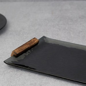 Plateau de service rectangulaire moderne en métal noir avec poignées en bois, plateau de table minimaliste pour la maison, l'hôtel, la salle à manger, les cadeaux - Product Image 5