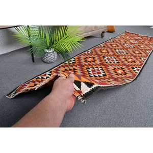 Alfombra Kilim turca vintage de 23x88 pies, diseño de retales naranja y rojo llamativo, Alfombra de yute de lana de tejido plano para adolescentes para uso en el pasillo - Product Image 3