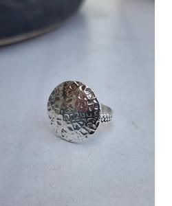 Bague en argent martelé faite à la main 925 bague en argent Sterling bague audacieuse ronde minimaliste bijoux cadeau pour elle - Product Image 2