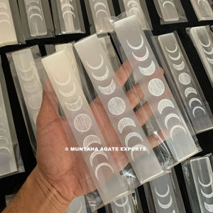 แท่งคริสตัลเซเลไนต์สีขาวสวยงาม รูปทรงสี่เหลี่ยมผืนผ้า สลักลายข้างขึ้นข้างแรม คุณภาพพรีเมียม ของขวัญจากมุนตาฮา อะเกต เอ็กซ์พอร์ต ขายส่ง - Product Image 1