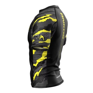 Rashguard respirant à manches courtes pour homme, noir et jaune, avec protection UPF50, séchage rapide, caractéristiques écologiques - Product Image 4