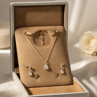 Boîte à bijoux en cuir PU beige clair de luxe personnalisée avec intérieur en daim camel pour l'emballage de colliers, de boucles d'oreilles et de bagues