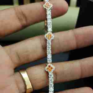 Elegante Brazalete de Moda con Diamantes de Corte Redondo en Oro Blanco de 14 Quilates para Cualquier Ocasión - Product Image 5