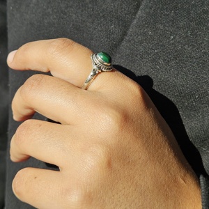Petite et élégante bague en malachite en argent fin léger accessoire de mariage et de fête - Product Image 4