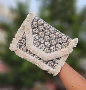 Clutch Boho artesanal con conchas cuentas borlas bordado ideal para bodas fiestas ocasiones festivas Elegante y chic - Product Image 1