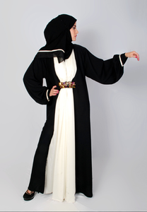 Abaya ouverte 3 pièces noire et blanche sur le devant, idéale pour l'été - Product Image 2
