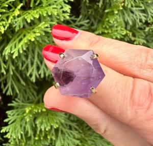 Anillo de cóctel corte facetado hexágono natural amatista púrpura anillo ajustable latón 18K chapado en oro febrero piedra natal anillo de joyería - Product Image 2
