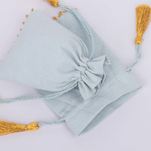 Pochette de luxe personnalisée gris clair avec cordon de serrage pour boucles d'oreilles en coton fait à la main organisateur de bijoux de voyage petit sac d'emballage cadeau en gros - Product Image 5