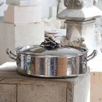 Casserole ronde argentée de luxe, finition moderne et brillante, parfaite pour la cuisine, le service de plats gastronomiques et la présentation de table