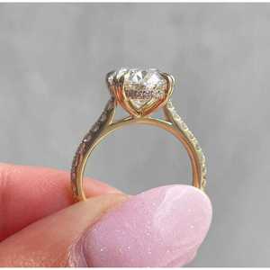 Anillo de Compromiso con Diamante Ovalado de 3.00ct Cultivado en Laboratorio, Doble Garra y Halo Oculto, Certificado IGI - Product Image 4