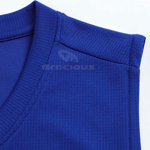 Logo personnalisé uniforme de basket-ball pour les hommes et les jeunes respirant ensemble de vêtements de sport prix de gros - Product Image 4