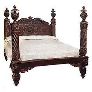 Lit en bois massif d'acajou victorien durable avec des sculptures complexes et des options de taille personnalisée - Product Image 1