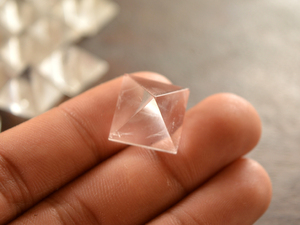 คริสตัลควอตซ์สีขาวพีระมิดแร่ตัวอย่างตกแต่งงานแต่งงานควอตซ์สามเหลี่ยมพลอยรักษาด้วยประจุอียิปต์เลื่อนลอย - Product Image 5