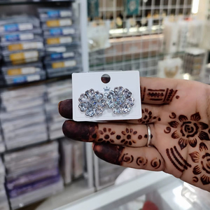 ต่างหูดอกไม้สีเงินอินเทรนด์แบบตะวันตกพร้อมชุบทองสำหรับงานปาร์ตี้มองหาผู้หญิงและเด็กผู้หญิง - Product Image 1