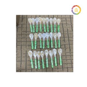 Fabricant vietnamien fabriqué à la main en nacre cuillère et fourchette conception de couleur personnalisée pour la présentation des aliments de qualité supérieure - Product Image 2