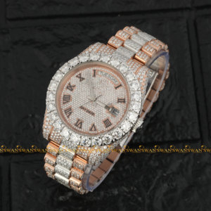 El reloj de diseño elegante con diamantes de corte brillante redondos de moissanita y acero inoxidable es una opción perfecta para los hombres - Product Image 2