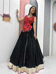 ชุดการ์บาอินเดียแบบดั้งเดิมผ้าฝ้ายแท้สีดำพิมพ์ด้วยฟอยล์งาน navratri lehenga choli สำหรับงานแต่งงาน - Product Image 5
