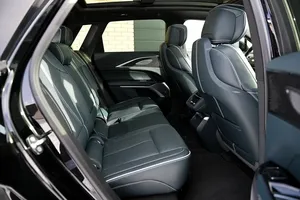 2023 LIRIQ SUV AWD R18 Lithium Battery 110kWh Leather Seats Double Motor <b>Panoramic</b> Sunroof - Product Image 3