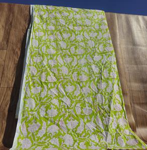 Tissu de course en coton imprimé bloc fait à la main tissu indien écologique vert par la cour pour la couture de robe et l'artisanat - Product Image 6