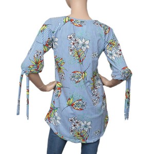 เสื้อถักพิมพ์ลายสำหรับผู้หญิง - สีน้ำเงินและสีขาว - Product Image 2