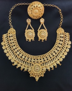 Ensemble de boucles d'oreilles collier bague avec plaqué or 22 carats ensemble de bijoux de style de luxe à vendre par les exportateurs indiens - Product Image 3