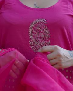 ชุดสูทผ้าฝ้ายพิมพ์ลายทอง Mira Fuchsia Radiance พร้อมผ้าคลุมไหล่ผ้าออร์แกนซ่า ราคาสุดคุ้ม - Product Image 2