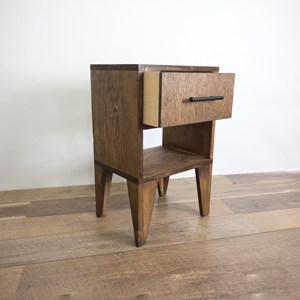 Table de chevet artisanale moderne en bois de récupération, finition noyer, avec pieds inclinés, 2 tiroirs et étagère ouverte pour hôtel et appartement - Product Image 3