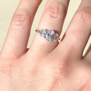 Anillo de compromiso de 3 piedras CZ blancas de corte ovalado de 10x8mm en plata chapada en oro | Joyería nupcial clásica para boda - Product Image 4