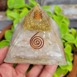 Pirámide de Orgón Tallada con Virutas de Selenita Natural Grande, Cristal de Energía Orgonita para Meditación, Piedra Semipreciosa para Artesanías - Product Image 3