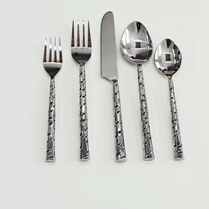 Ensemble de 5 cuillères et fourchettes en acier inoxydable avec poignées de designer utilisées dans la cuisine, couverts de table plaqués argent - Product Image 1
