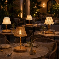 Lampe de table sans fil rechargeable en rotin de bambou avec 4 abat-jour interchangeables, télécommande simple pour l'hôtellerie et le commerce de détail