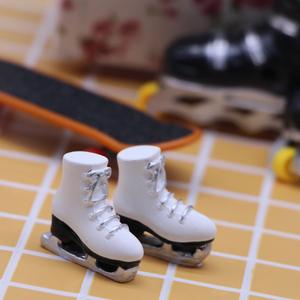 Nouveauté : Mini patins à <span class=keywords><strong>glace</strong></span> en résine 1:12, accessoires pour maison <span class=keywords><strong>de</strong></span> poupée, modèle décoratif <span class=keywords><strong>de</strong></span> Noël, jouets <span class=keywords><strong>de</strong></span> patinage - Product Image 3