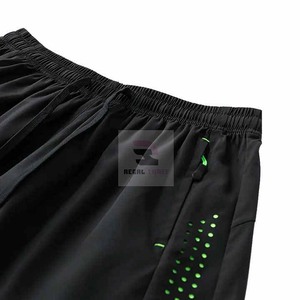 Pantalones cortos deportivos de cintura elástica para gimnasio para hombre, estilo informal con patrón sólido - Product Image 6